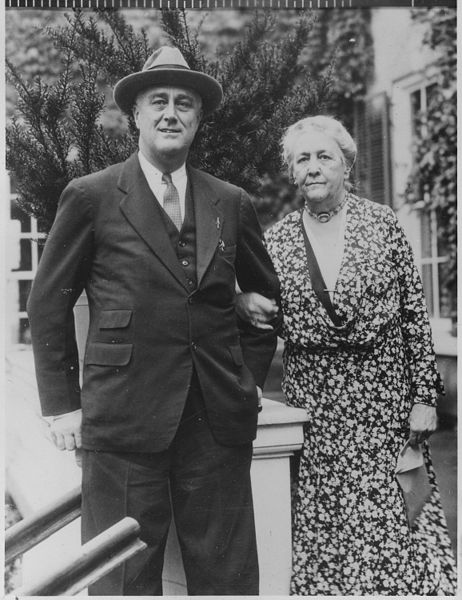 File:Franklin D. Roosevelt and Sara Delano Roosevelt in Hyde Park, New York - NARA - 196848.jpg