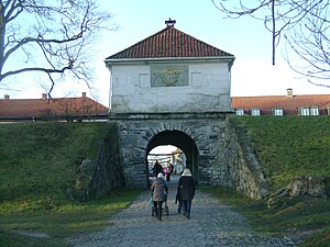  Fredrikstad, Pórtico da fortaleza com o posto de vigilância. O pórtico e a fortaleza foram erguidos entre 1664 e 1695. Monograma de Christian V da Dinamarca.