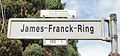 Göttingen-Weende, road sign James-Franck-Ring.jpg