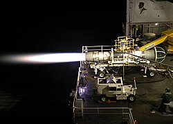 Egy GE F404 fékpadon a USS Abraham Lincoln (CVN 72) fedélközében