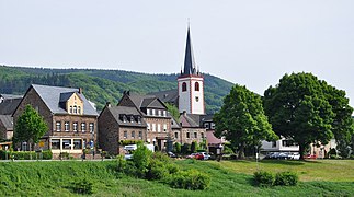 Bruttig : façades au bord de la Moselle.