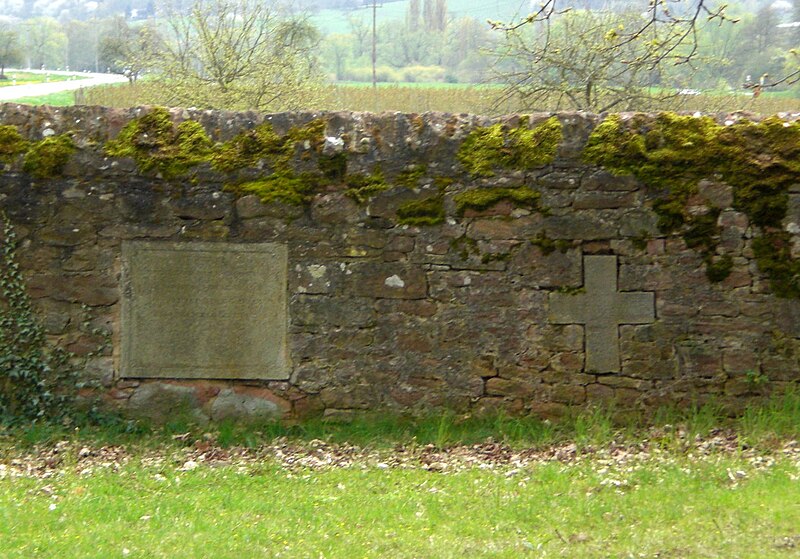 File:Grubinger Friedhof Ostwand.JPG