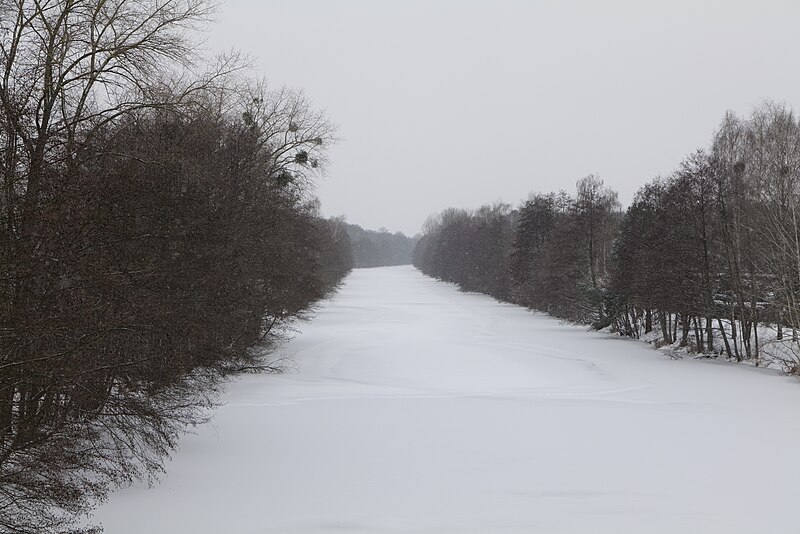 File:Havelkanal from Spandauer Allee with ice and snow 2021-02-09 05.jpg