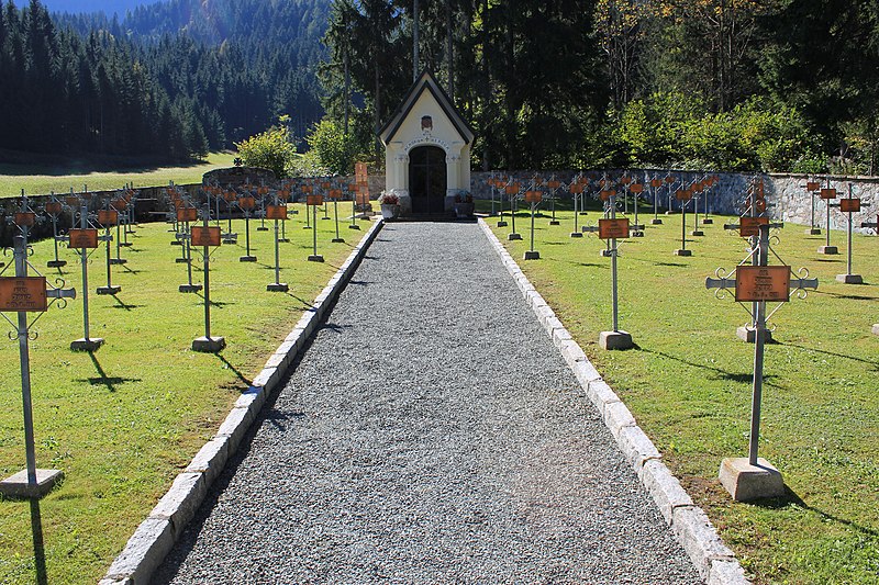 File:Heldenfriedhof in Griminitzen.JPG