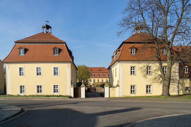 File:Heyda Schloss Kavaliershaeuser.jpg