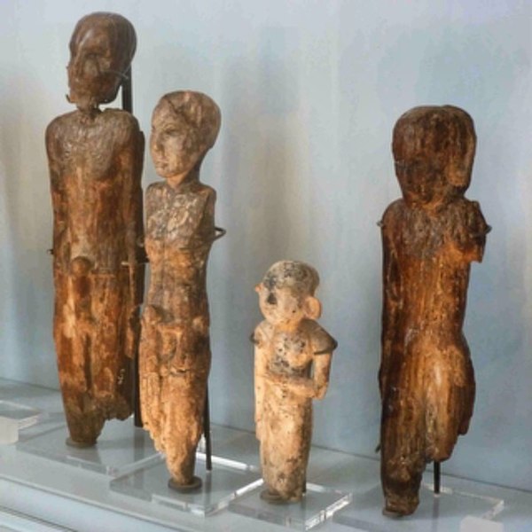 File:Hierakonpolis Male statuettes.jpg