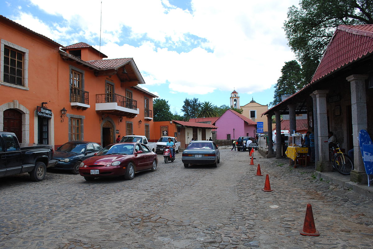 1200px HuascaTowardsChurch