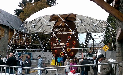 Huevo mas grande del mundo. 8,5 m, en Bariloche (Argentina)