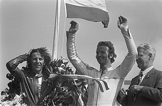 Huldiging 500cc. Phil Read (links, winnaar) en Wil Hartog (4e) met bloemen, Bestanddeelnr 926-5037.jpg