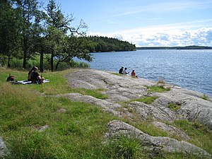 Klipphällarna vid vattnet.