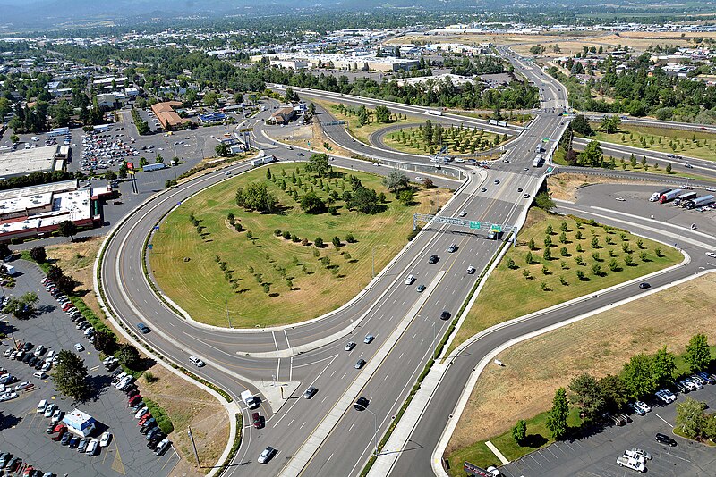 File:I-5 North Medford interchange area, 2013 (50642925276).jpg