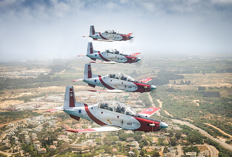 File:IAF Aerobatic Team T-6 Texan II Efroni.jpg