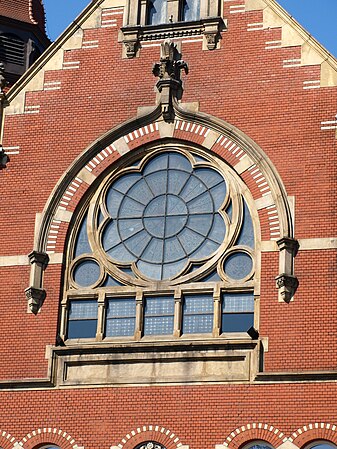 Okno z charakterystyczną rozetą