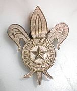 Badge of the Exploradores de España (1922-1931) for the cuatro bollos hat, typical headgear for the boy scouts.