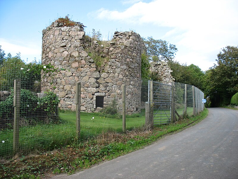 File:Inverugie Castle (geograph 4217732).jpg