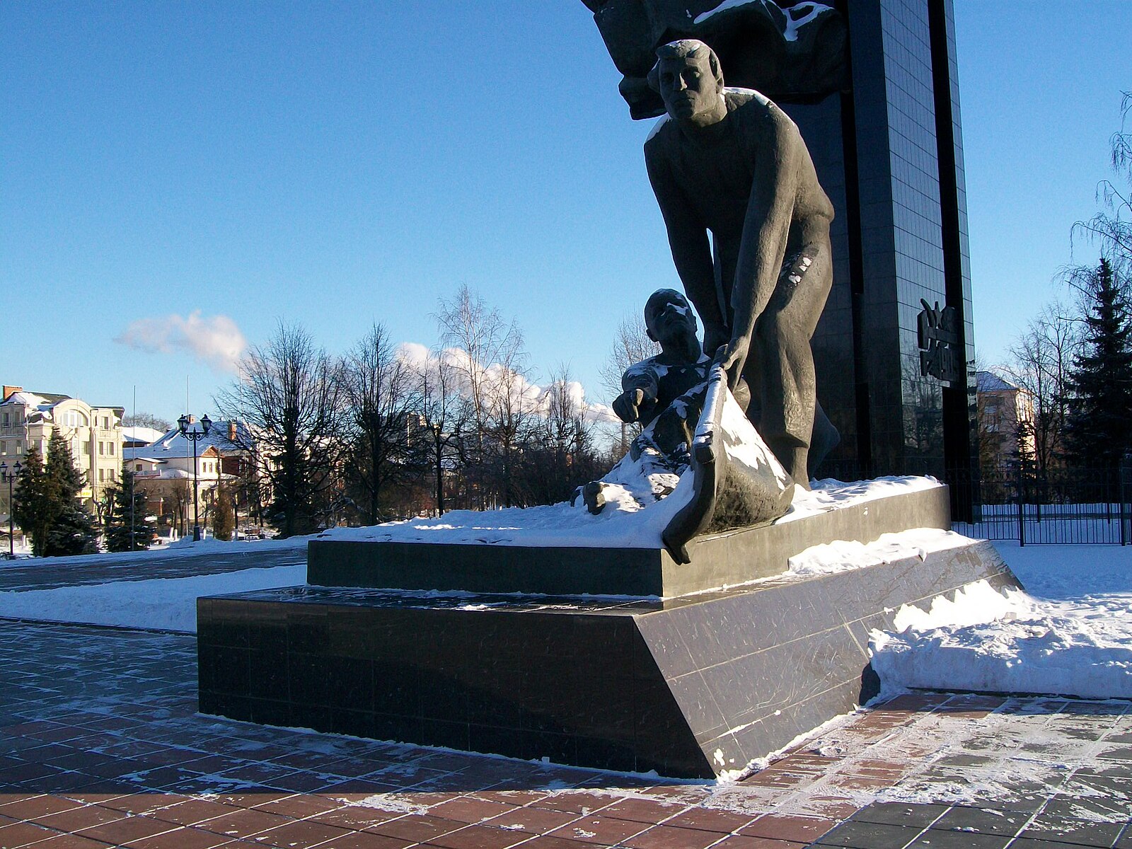 Ивановские памятники. Памятник борцам революции 1905 года Иваново. Памятник на пл революции Иваново. Памятник революционерам Иваново. Монументы в Иваново.