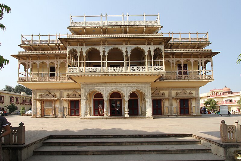 File:Jaipur-Stadtpalast-02-18-gje.jpg