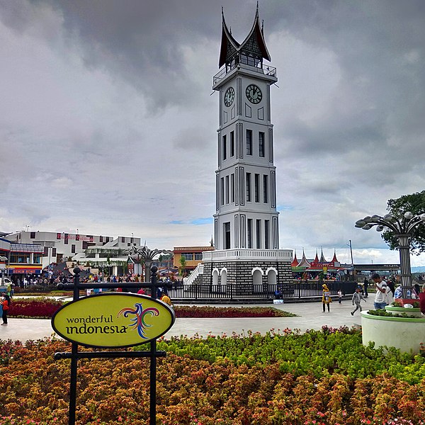 File:Jam Gadang dan Taman.jpg