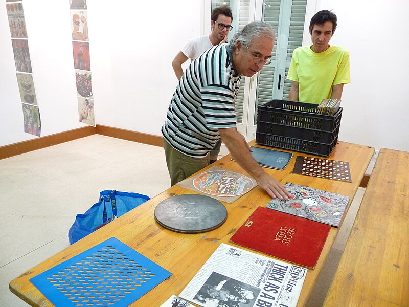 File:Jaume Pujagut and his vinyl records sleeve collection.jpg