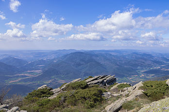 La vallée du Jaur (sur la droite) et la vallée de l'Orb (sur la gauche) depuis le massif du Caroux, dans le parc naturel régional du Haut-Languedoc. (définition réelle 4 604 × 3 050)