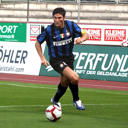 Javier Zanetti jugant amb l'Inter.