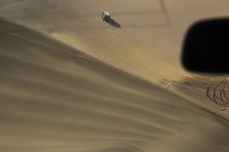 File:Jeep inside Sand Sea.jpg