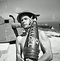 Um soldado da Brigada Judaica na Itália, carregando um obus de artilharia com a inscrição em hebraico "Um presente para Hitler".