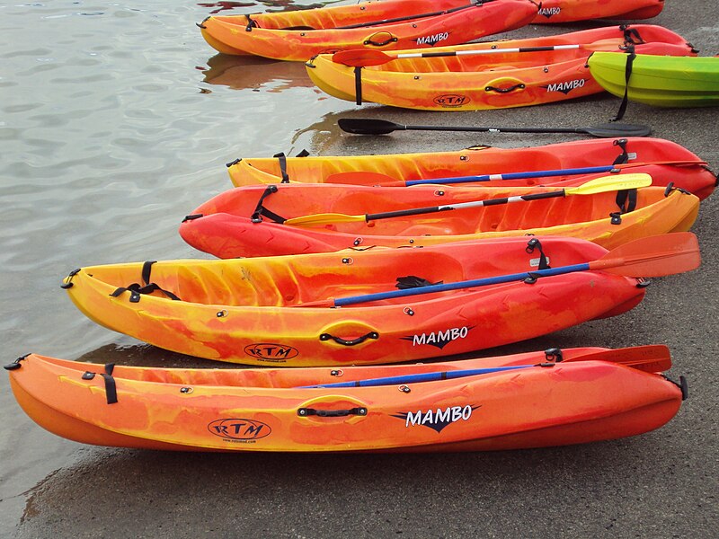 File:Kayaks, West Kirby Marine Lake 2.JPG