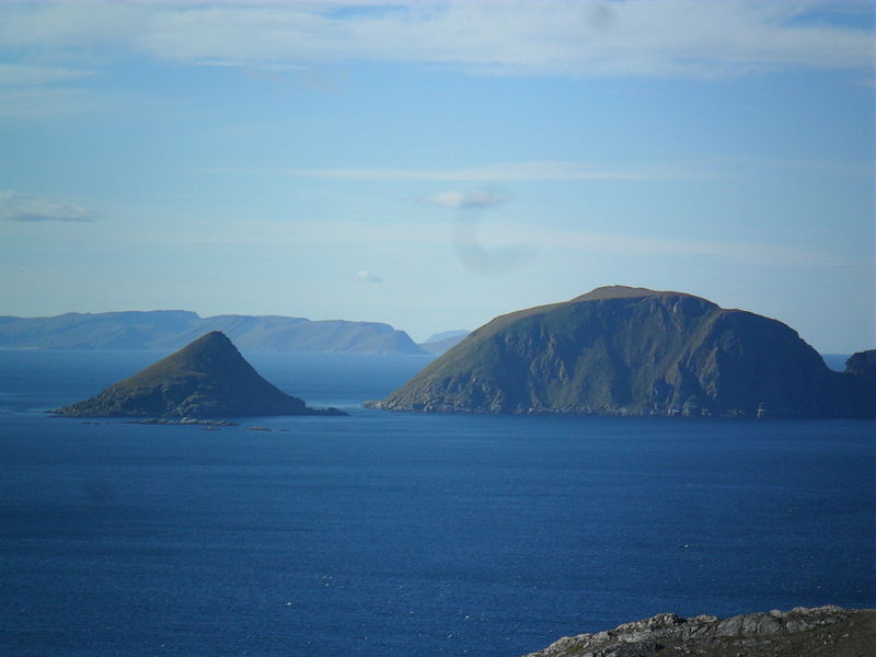 File:Kirkestappen, til venstre, Gjesvær, Nordkapp kommune, Finnmark.jpg