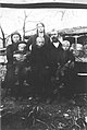Александър Климов със семейството си. От ляво надясно: съпругата му Златица и децата Климе, Йорданка, Любомир и Благой.