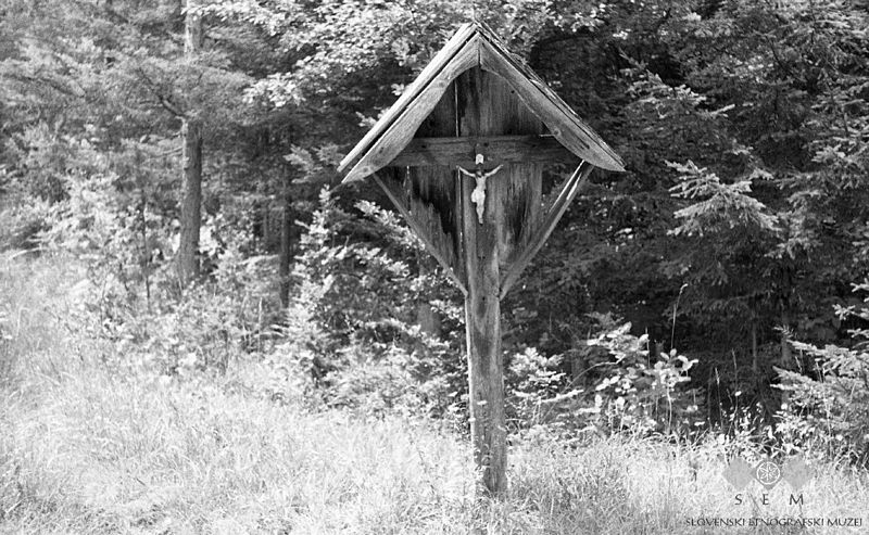 File:Križ na poti od Malih Lipljen do Rožnika. Stara lesena plastika; nekaj dni za tem so jo zamenjali z "lepšim" bogom 1964 (2).jpg