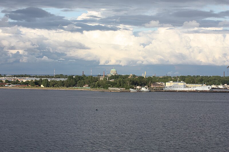 File:Kronstadt from east to west with a Cruiseship 0121.JPG