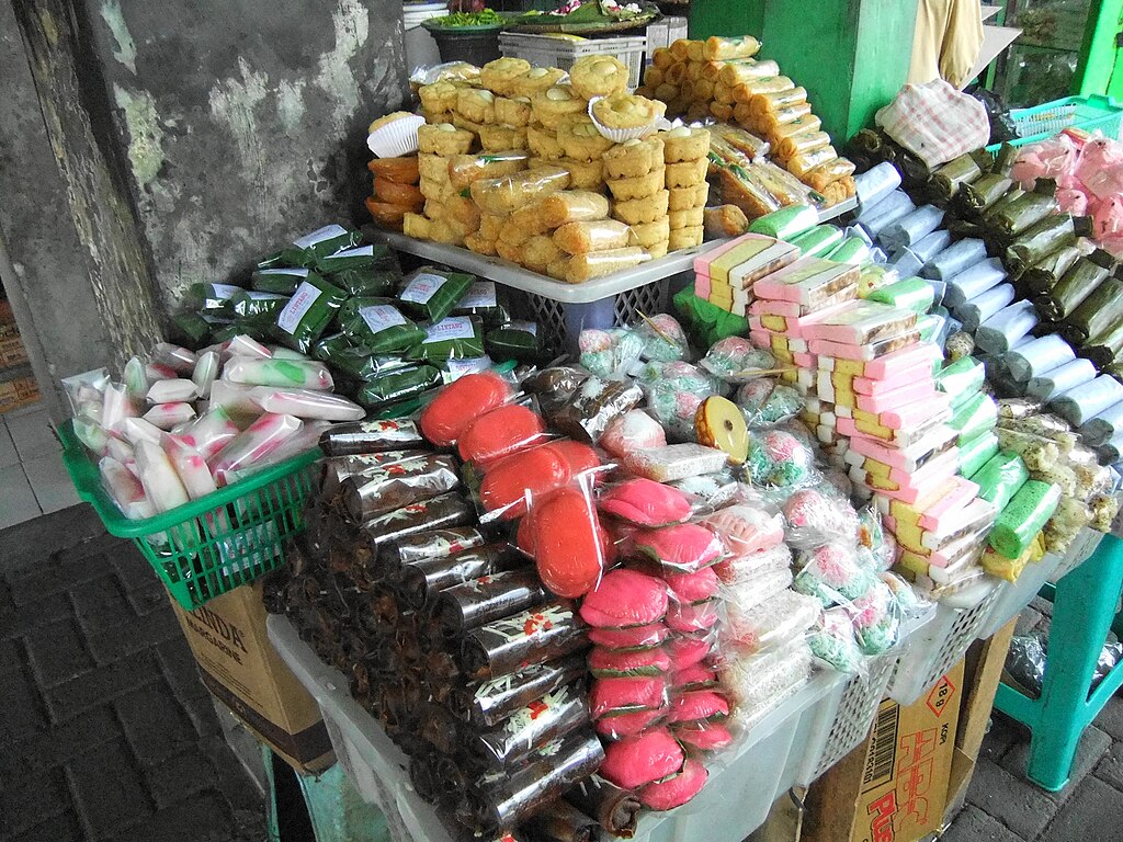 File Kue  kue basah  Pasar Bulu Semarang JPG Wikimedia Commons