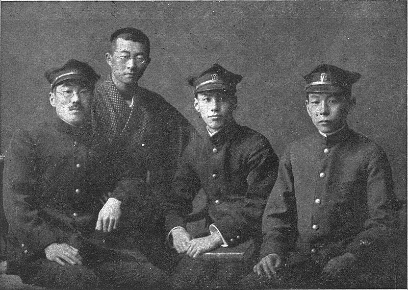 東京帝国大学を卒業する1916年（大正5年）頃の第4次『新思潮』のメンバー。右から2番目が芥川龍之介、一番右は成瀬正一、一番左から久米正雄、松岡譲。Wikipediaより