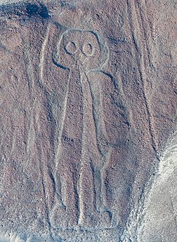 Vista aérea do "Astronauta", o mais enigmático dos geóglifos das Linhas de Nazca, situadas no Deserto de Sechura no sul do Peru. Os geóglifos deste Patrimônio Mundial, segundo a UNESCO (desde 1994), distribuídos por uma área de 80 km de extensão entre as cidades de Nazca e Palpa, datam de 500 a.C. a 500 d.C. Algumas teorias afirmam que esta figura de 30 metros de comprimento representa um alienígena. (definição 4 852 × 5 891)