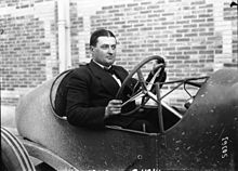 Foto eines Mannes, Albert Guyot, der ein langsam fahrendes Auto fährt.