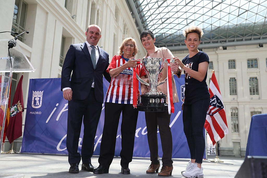 Archivo:La alcaldesa recibe al equipo femenino del Atlético de Madrid ganador de la Liga Iberdrola 2019 06.jpg - Wikipedia, la enciclopedia libre