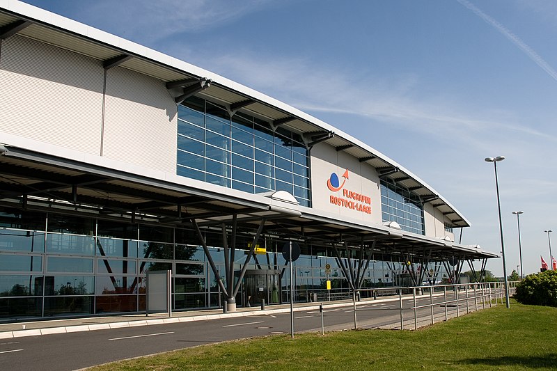 File:Laage Flughafen Eingang.jpg