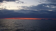 Закат на море Лабрадор, вид с побережья около города Паамиут, Гренландия