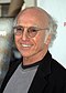 Kap-kaj-ŝultra kolorfoto de Larry David en 2009.