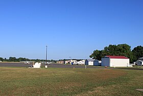 Blick auf die Landebahn, Hangars und Terminal