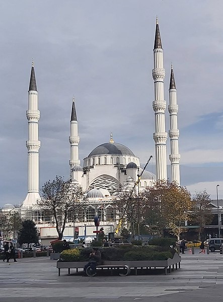 File:Levent Barbaros Hayrettin Paşa Camii Kasım 2022.jpg