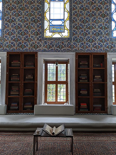 File:Library, Ottoman style Topkapı palace museum.jpg