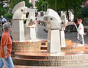 Der Körtingbrunnen an der Lister Meile, im Volksmund „Pferdekopfbrunnen“ oder „Wasserhähne“ genannt