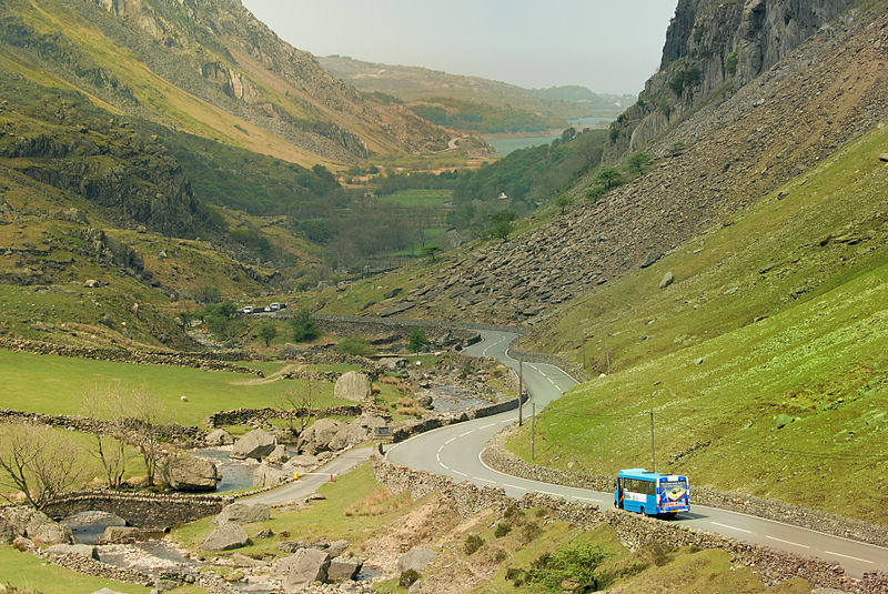 File:Llanberis Pass shuttle bus, 27 April 2007.jpg