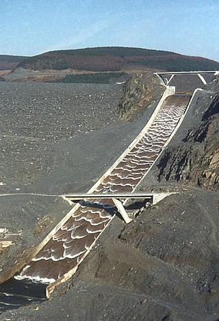 <span class="mw-page-title-main">Spillway</span> Structure for controlled release of flows from a dam or levee