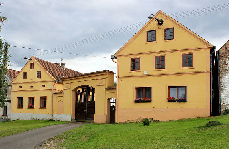 File:Lochousice, house No. 6.jpg