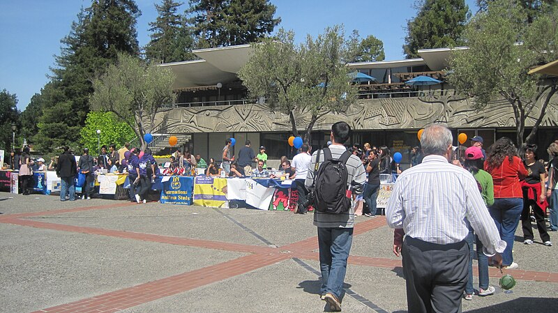 File:Lower Sproul Plaza during Cal Day 2010 6.JPG