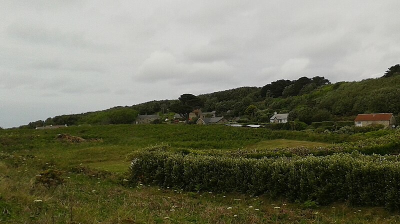 File:Lower Town St Martins Scilly 2015.jpg