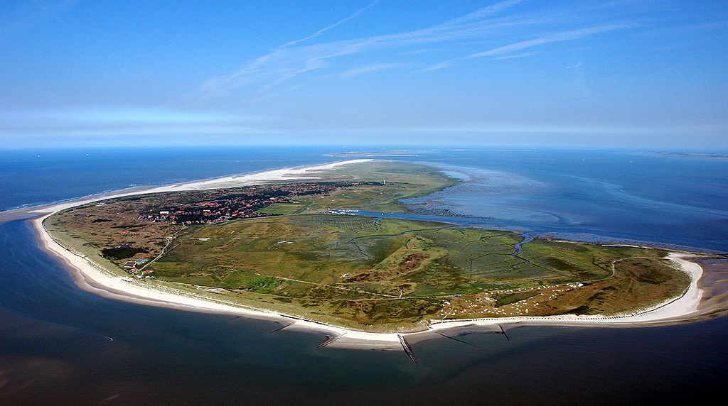 Spiekeroog (Luftbild): Blick ostwärts auf das Westende der Insel mit der Gemeinde Spiekerogg (UNESCO-Weltnaturerbe in NIedersachsen)